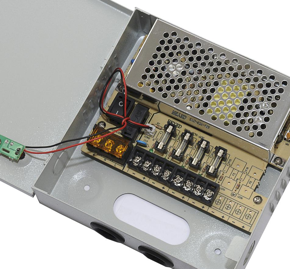 [12V5A4CH] Boite d'alimentation/distribution electique 12V - 5A - 4 Sorties - (liq)